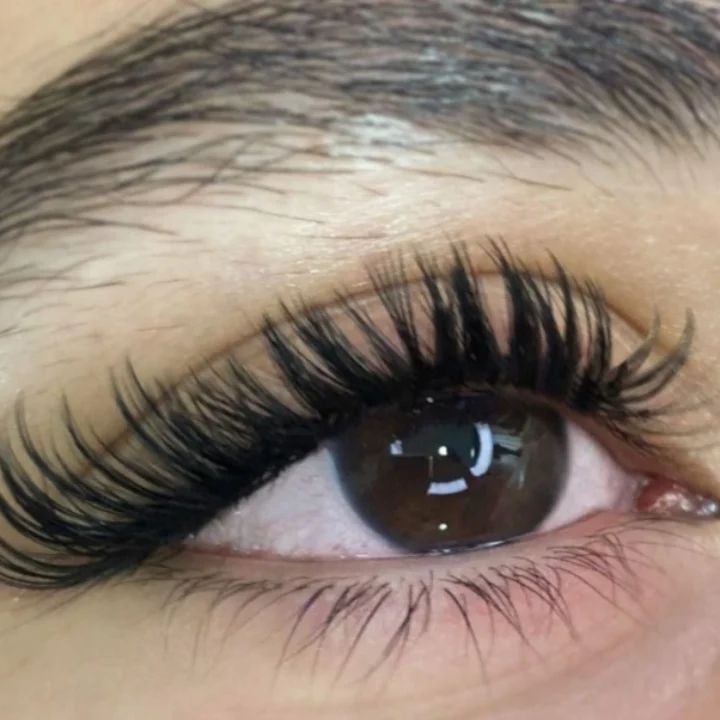 کاشت مژه در سالن زیبایی ساناز بیوتی