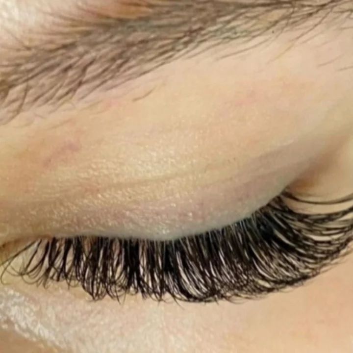 ترمیم کاشت مژه با تراکم بالا در سالن زیبایی ساناز بیوتی